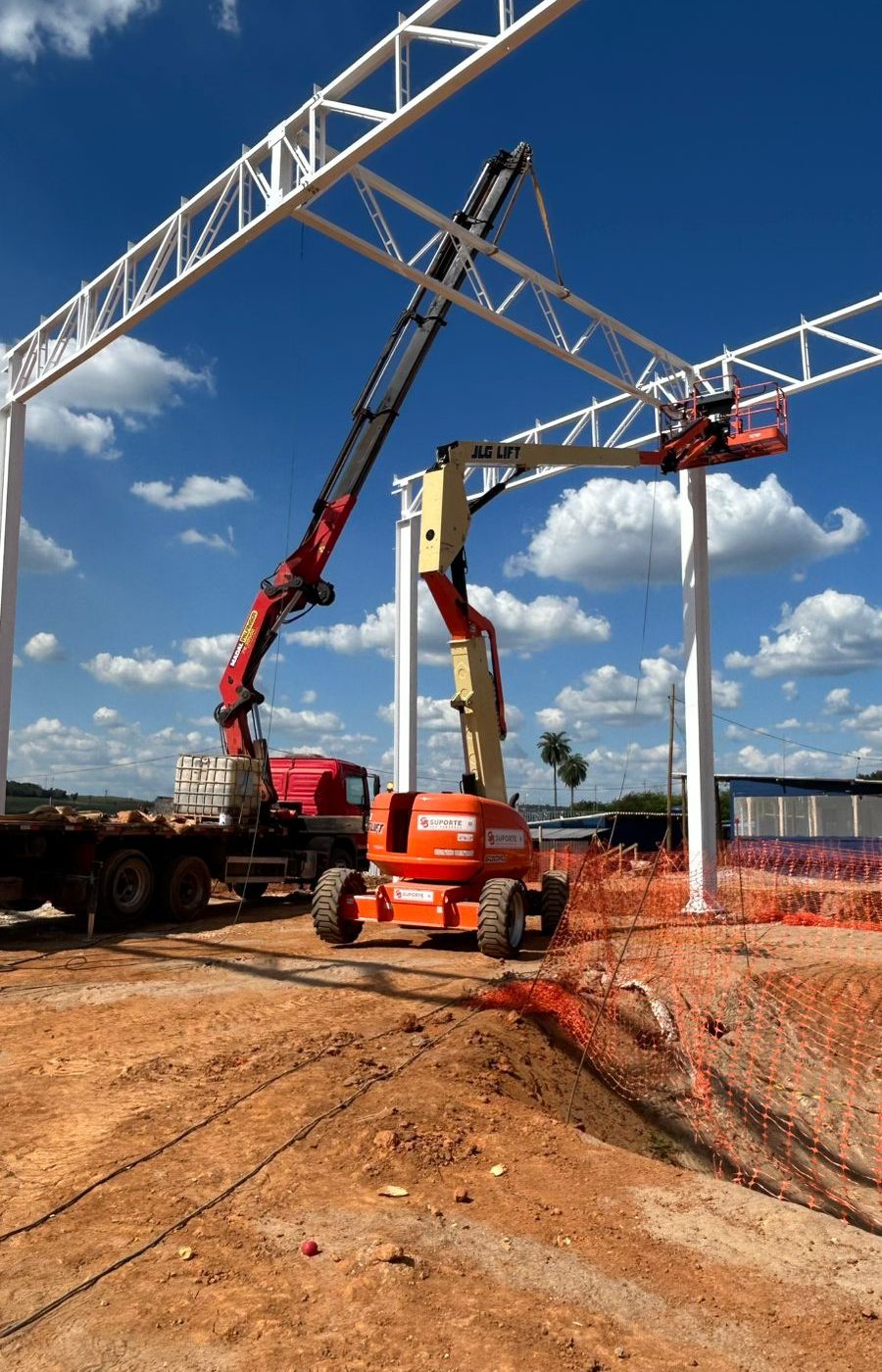 Plataforma aérea Suporte Equipamentos em operação